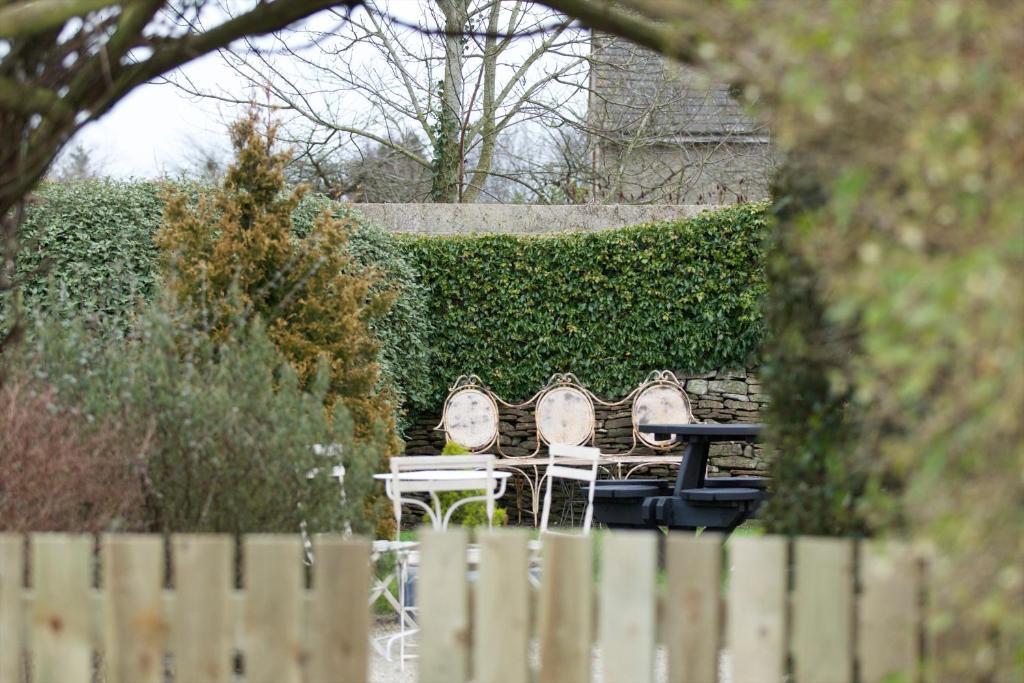 The Kings Arms Didmarton Exterior foto
